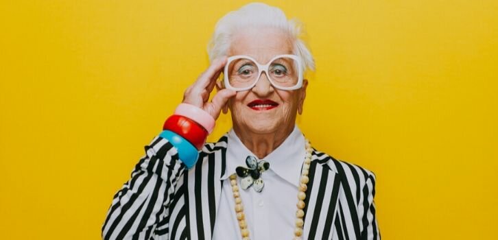 old woman фото