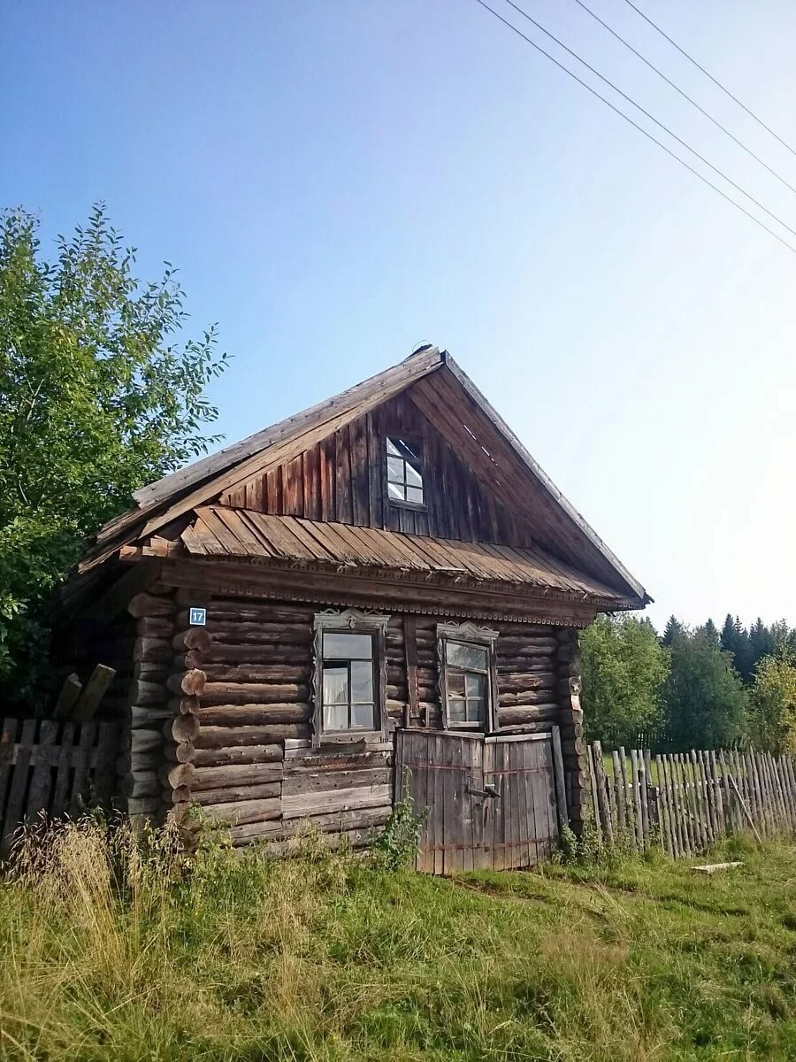 покосившаясядеревенская изба фото
