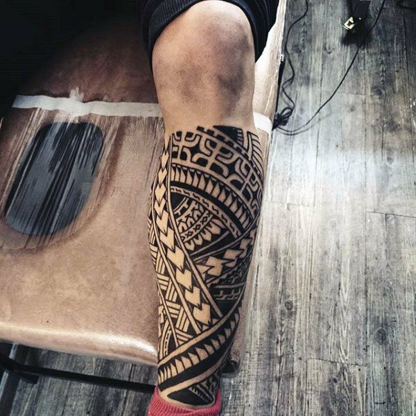 polynesian tattoo on the leg фото