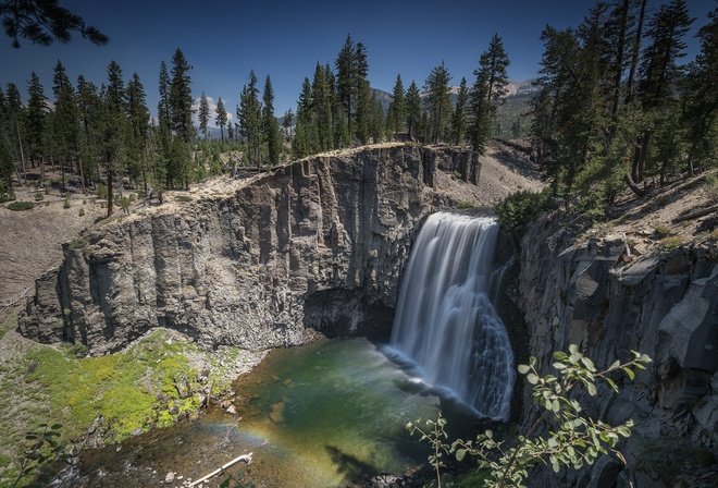 скалистый водопад фото