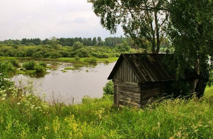 старый домик у речушки фото