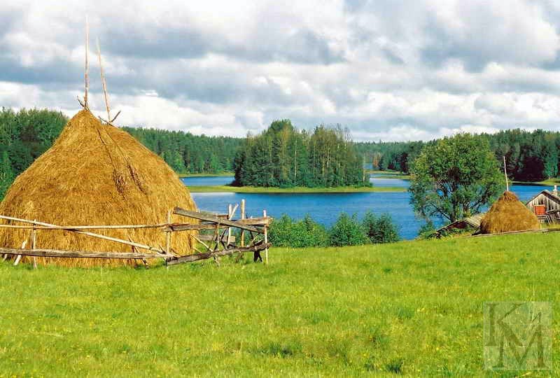 стог сена в деревне фото