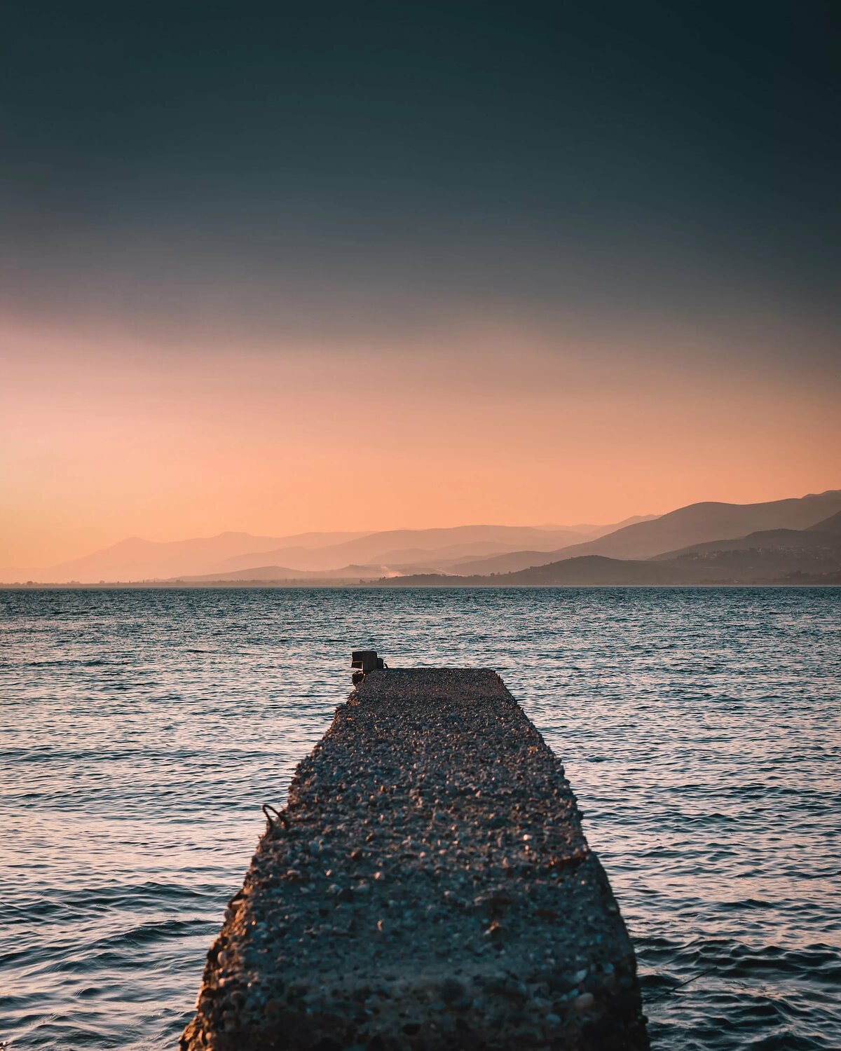 волнорезы в море фото