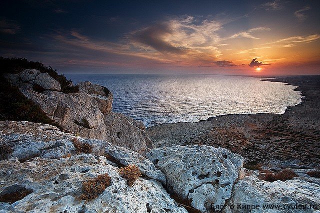 закат на скалистом берегу фото