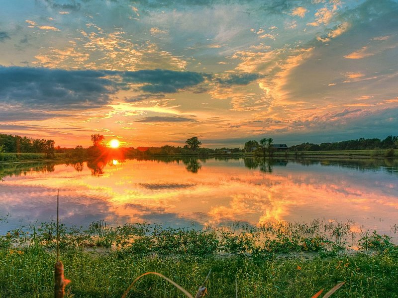 закат над рекой фото