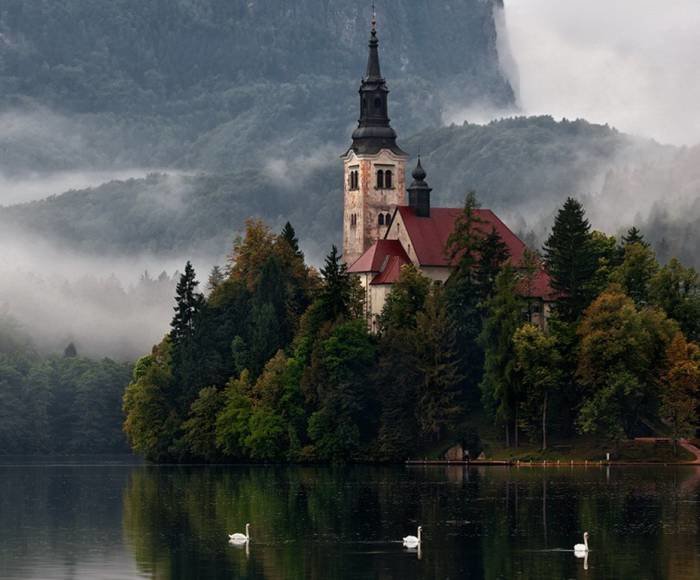 замок на озере фото