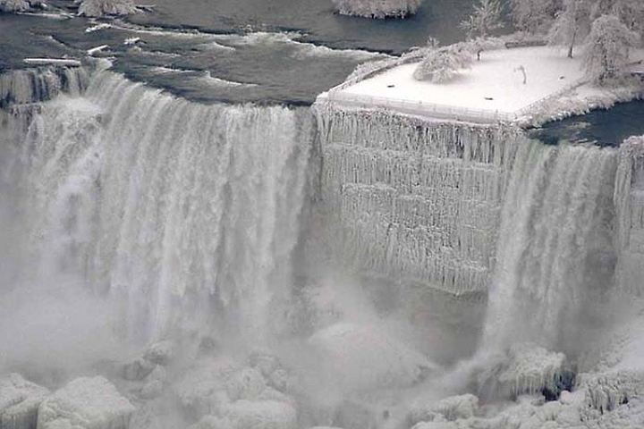 замёрзший ниагарский водопад фото