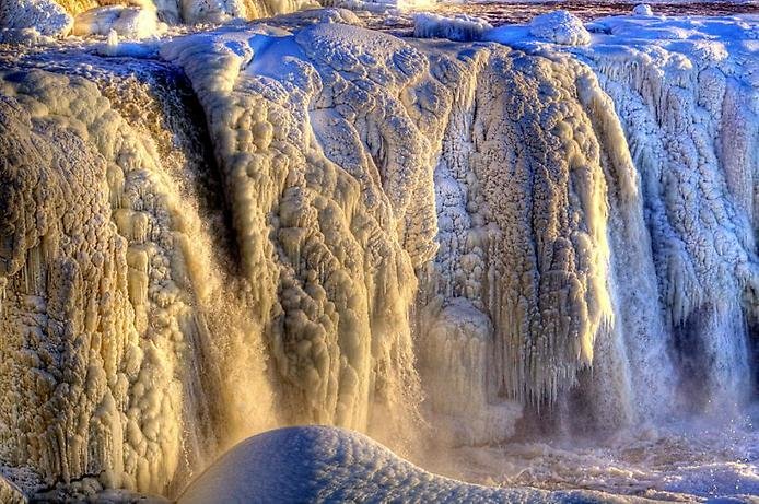 замёрзший водопад ридо, в канадской оттаве. фото