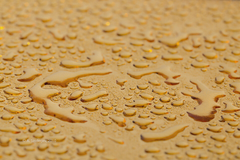 золотистый песок капли воды фото